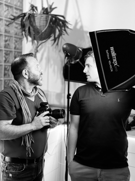Fotokurs im Labor: Fotograf Giuliano Moustakis mit Kamera im Gespräch vor einer Softbox