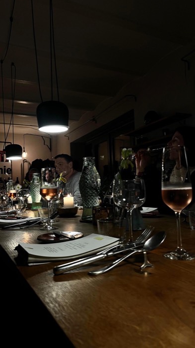 Gedeckter Tisch bei der Weihnachtsfeier von Zahnform