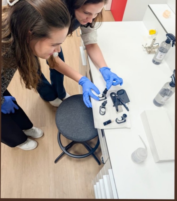 Zwei Mitarbeiterinnen von Zahnform bei einer Hands-on-Fortbildung